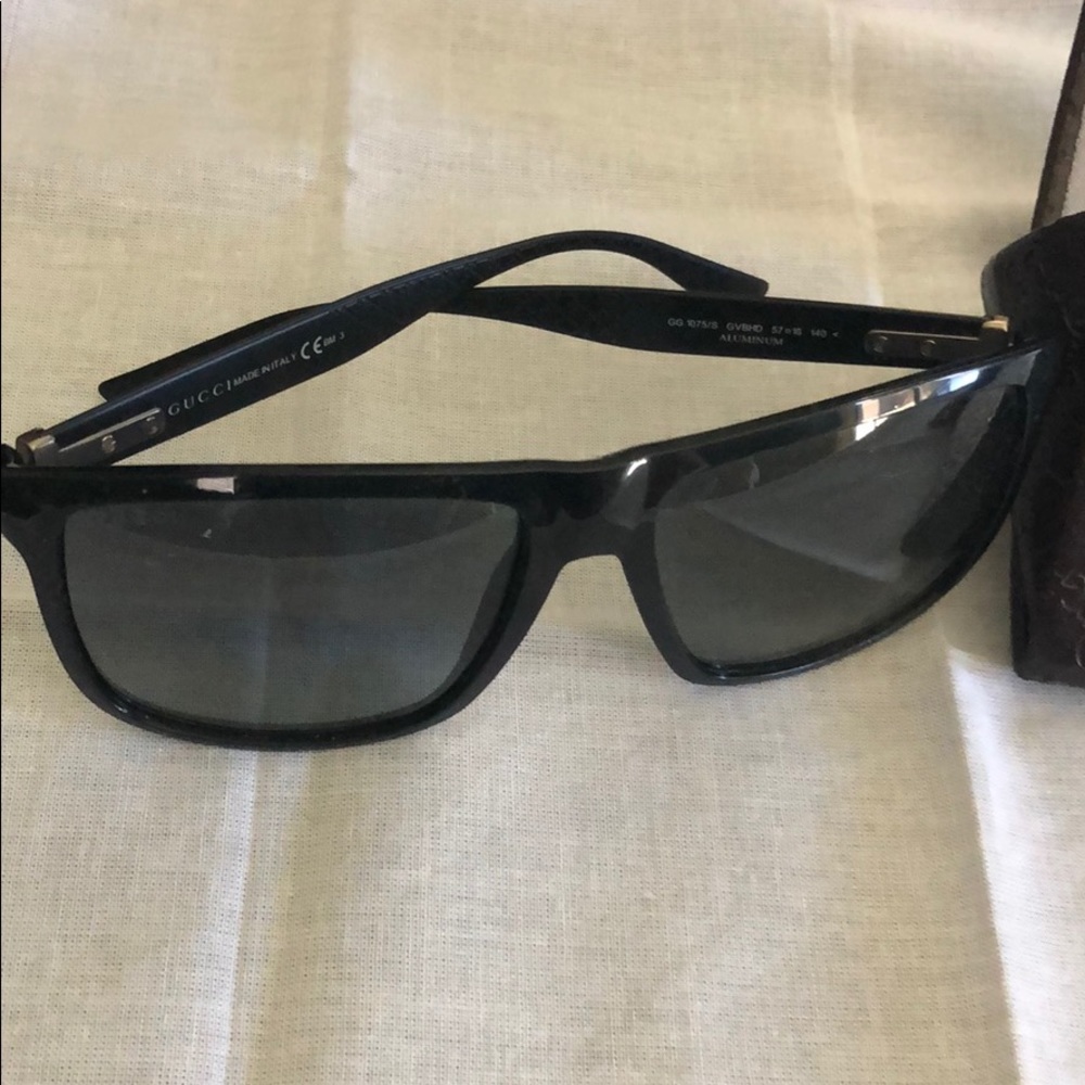 Men’s/women’s Gucci sunglasses.